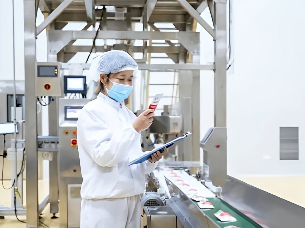 Quality inspection during pet food packaging production